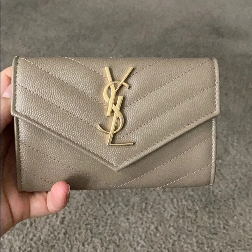 Yves Saint Laurent Beige Quilted Leather Wallet with Gold YSL Logo - Picture 6 of 7